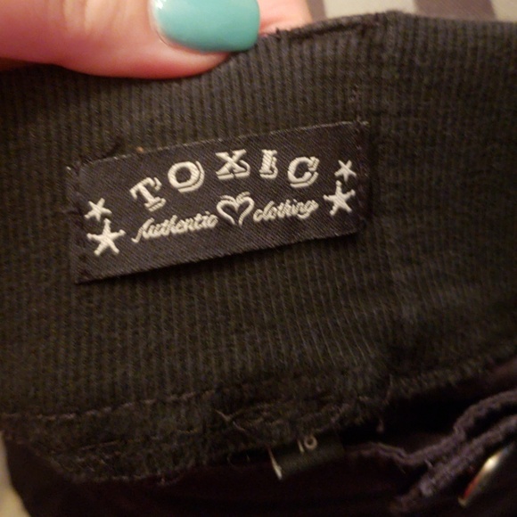 Shorts - Picture 3 of 5